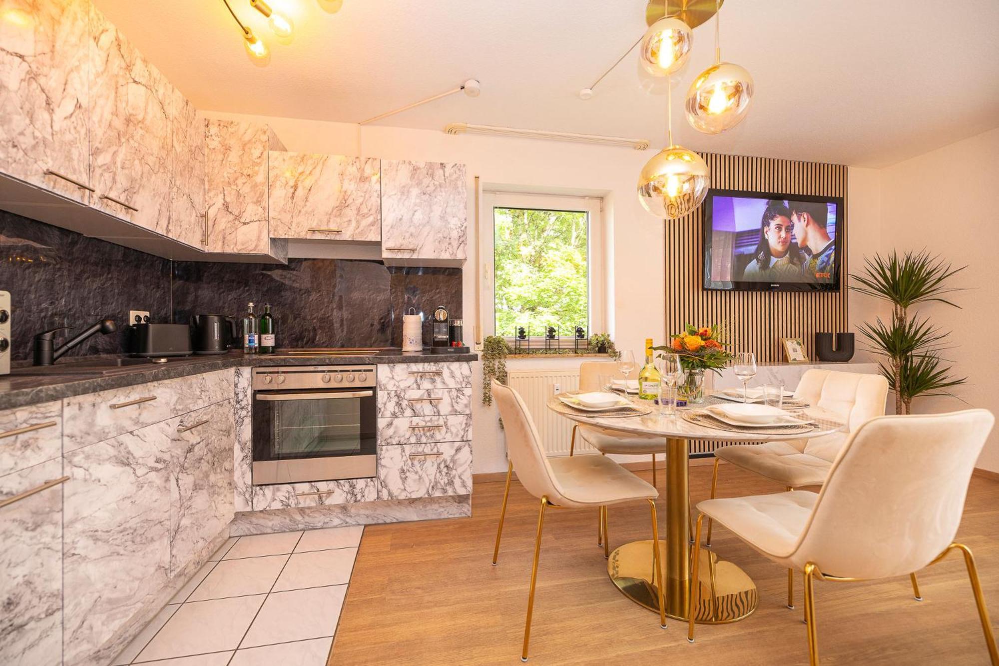 Luxx Home Bc, Zentral - Fuer 4 Personen - Balkon - Parken - Voll Ausgestattete Kueche Biberach an der Riß Exteriör bild
